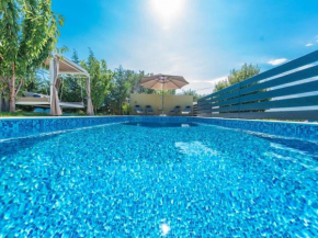 Filed Hills Comfortable Holiday Residence